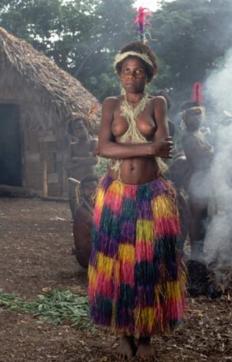Dívka z Vanuatu v tradičním oděvu.